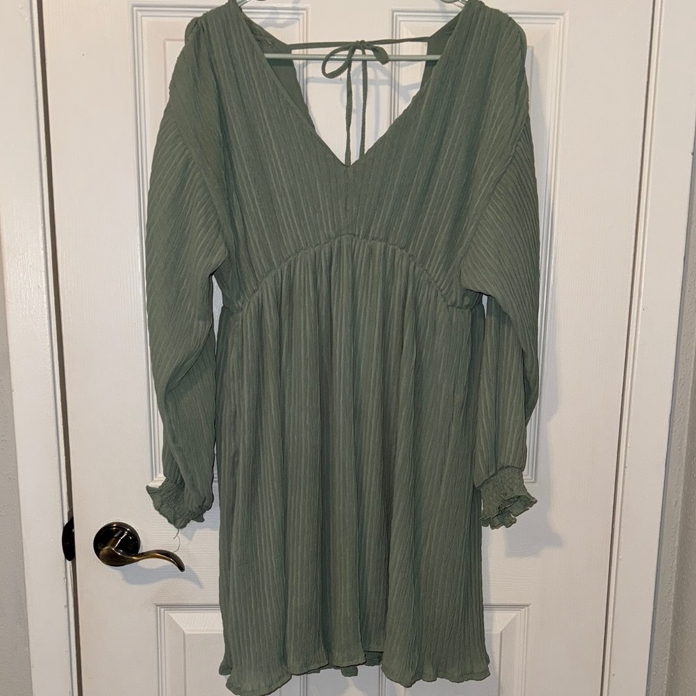 Green V-Neck Long Sleeve Dress